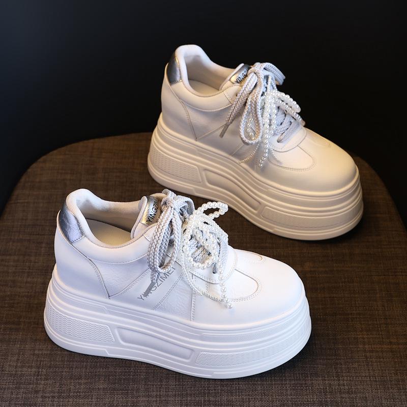 

Женские белые кроссовки на скрытой платформе с жемчугом - Весна 2025 36 белый/серый