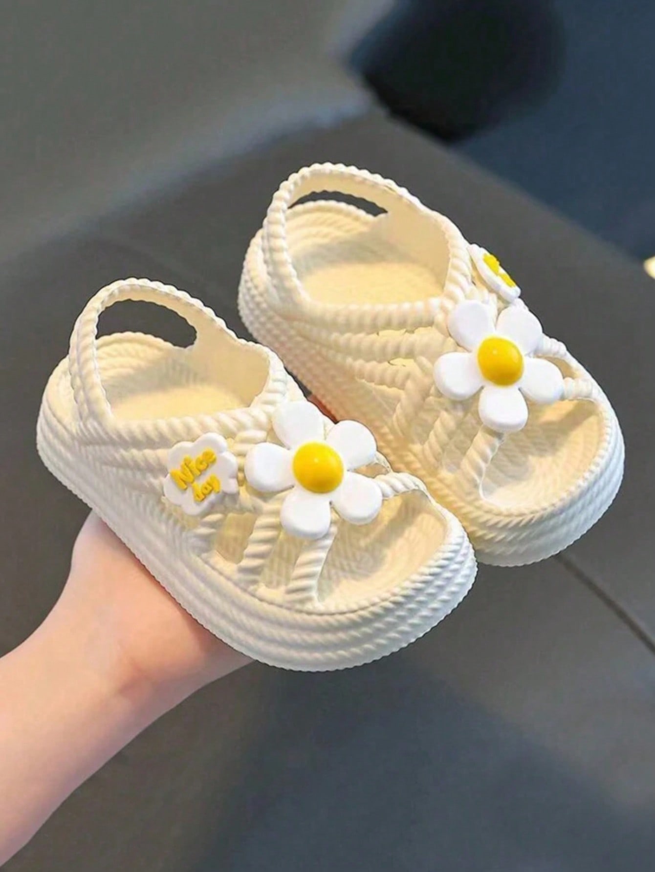 

Summer EVA anti-slip soft sole sandals with flower pattern for girls, suitable for indoor and outdoor use 24-25