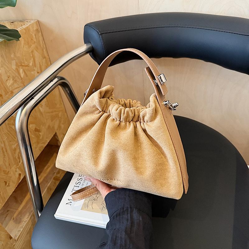 Large Capacity Bag Women's Autumn New Niche Design Messenger Bag Portable Pleated Cloud Shoulder Bag