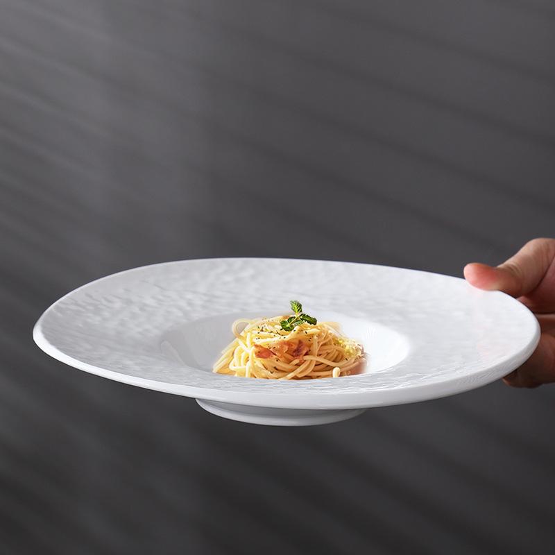 Ceramiczne talerzyki z motywem słomkowego kapelusza, malowane pod szkliwo: Talerze deserowe, do zup i makaronów o fakturze młotkowanej do użytku hotelowego