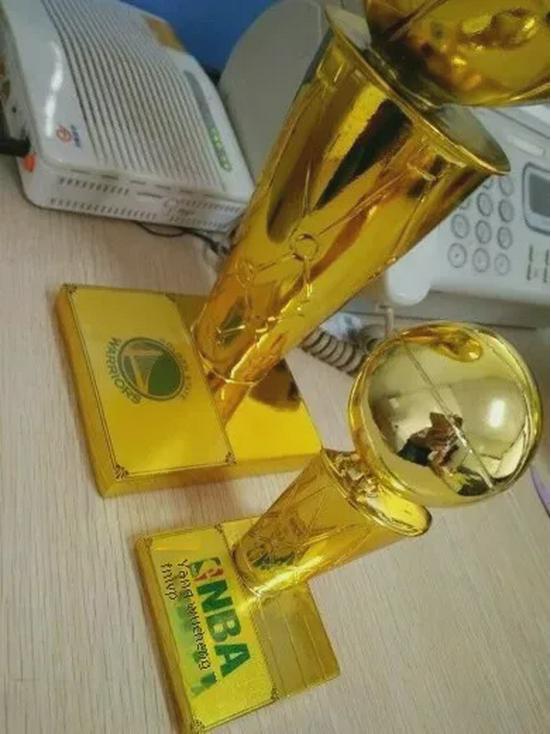 NBA-Meisterschaftstrophäe: O'Brien Cup Basketball-Erinnerungsstücke mit Curry, Kobe und James