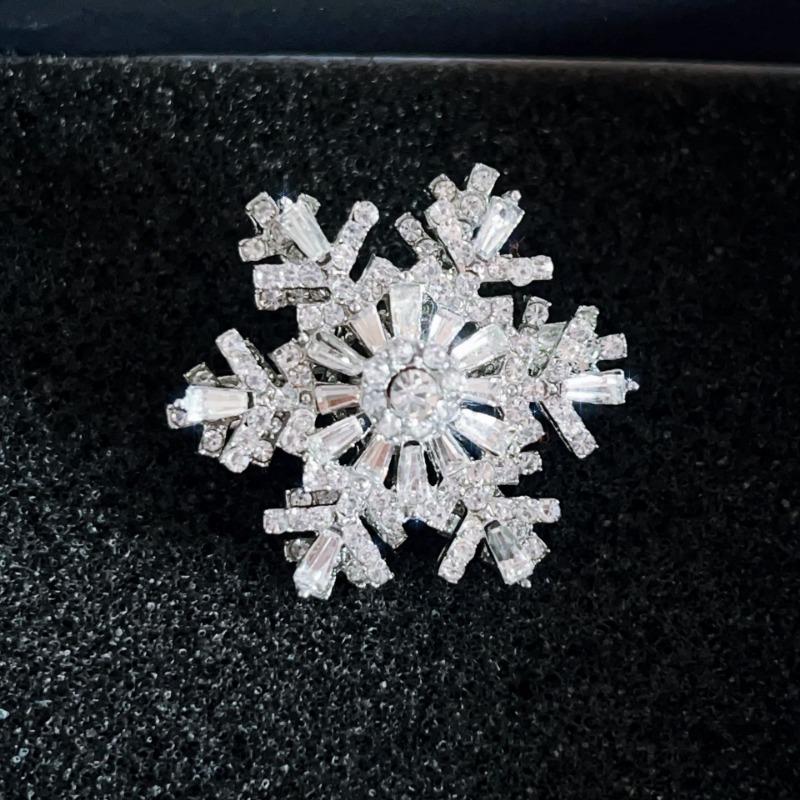 Rotating Snowflake Brooch for Women - High-end, Exquisite, Pleated Blouse Accessory, High-end Waist Cinch Brooch, Flower Pin