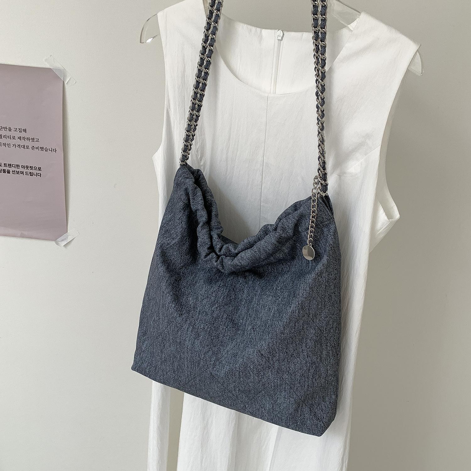 

Korean Women s Diamond Grid Chain Tote Bag with Large Capacity, New Commuting Style, Casual Washed Single Shoulder Denim Bag сіро блакитний колір