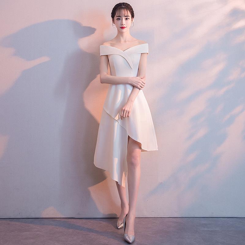 

The new evening dress is dignified and elegant, and the shoulder is medium and long, and the birthday party dress is thin. XXL шампанського