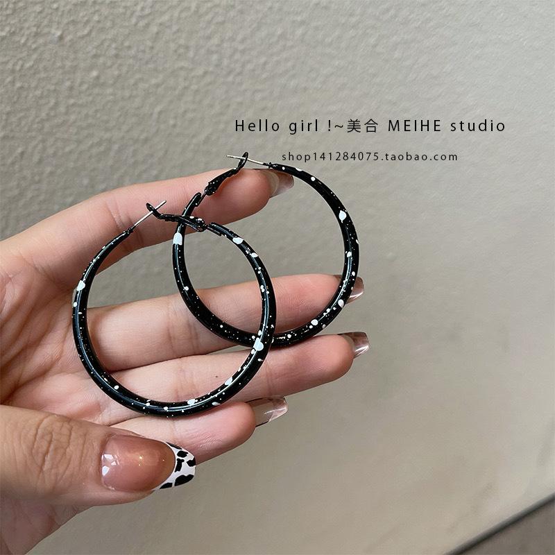 

Cold wind black and white spots paint earrings Korean fashion retro geometric circle square earrings simple niche women metal spray paint