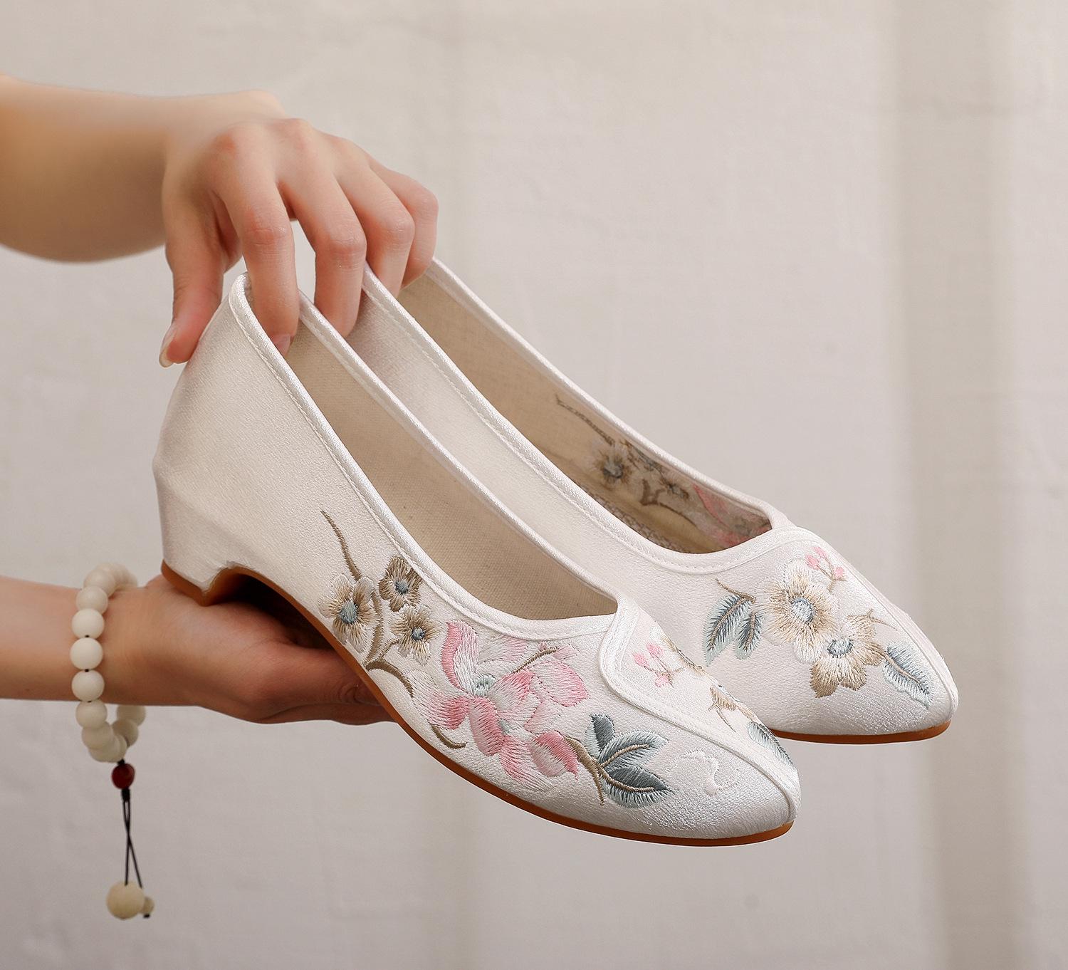 

Yunqing 2024 Осень Пекин Тканевые Туфли: Элегантные, удобные женские туфли-слипоны в этническом стиле для чайных платьев. 40 белый