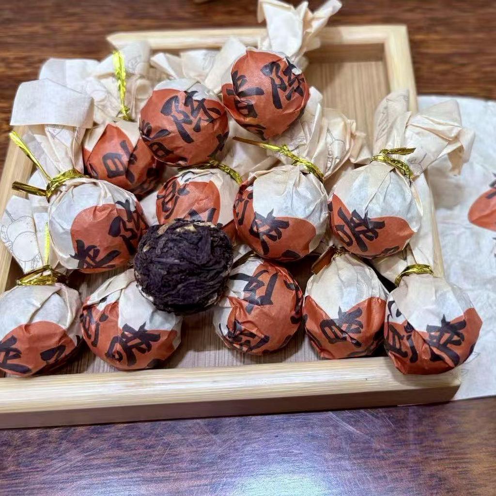 Assorted Mini Tea Cakes: 40 Varieties of Yunnan Pu-erh, Ripe, Glutinous Aroma, White, and Black Tea