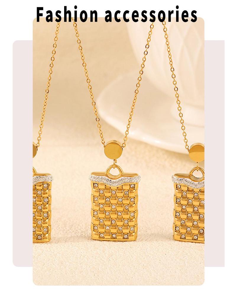 Minimalist Rectangular Plaid Pendant Necklace: Diamond-Studded Clavicle Chain In 18K Gold-Plated Titanium Steel.