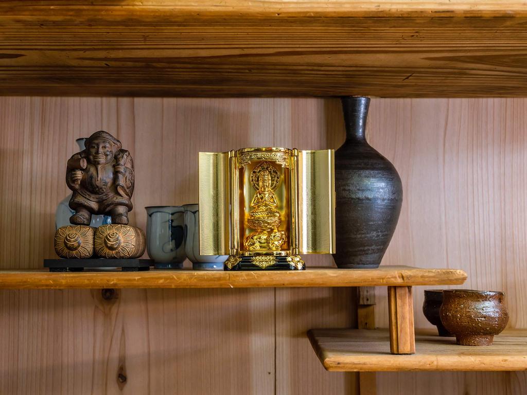 Buddhistische Statue von Fugen Bodhisattva in einem Schrein von Bildhauer Keishu Originalmodell in den Jahren des Drachen und Tierkreiszeichen-Schutzgottheit Takaoka Bronze (Gold