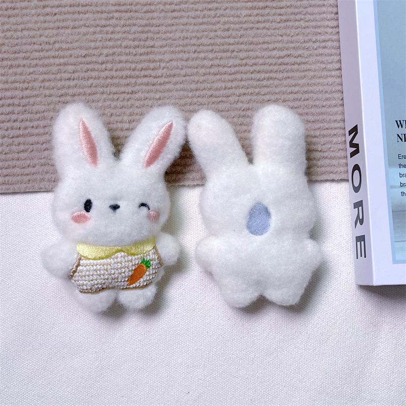 Entzückende Kaninchen-Plüschpuppe: Weich, Niedlich, Ganzkörper-Hasenmädchen Herz-Tasche Brosche Accessoire.