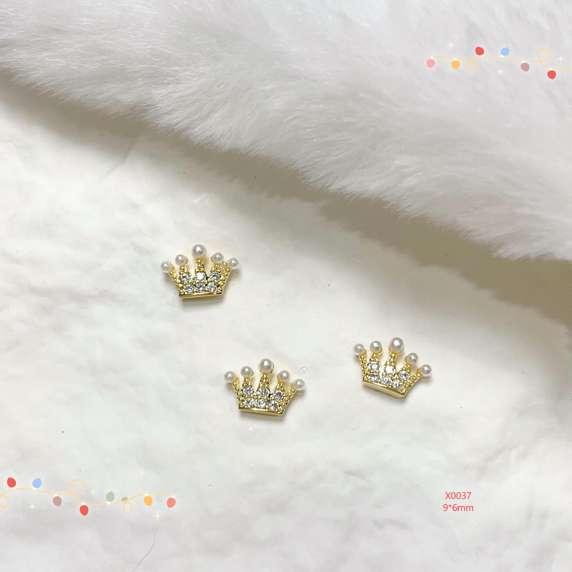 

Christmas Nail Art Zircon Jewelry: Tree, Bell, Snowflake Pendants & Tassel Chains for DIY Press-on Nails