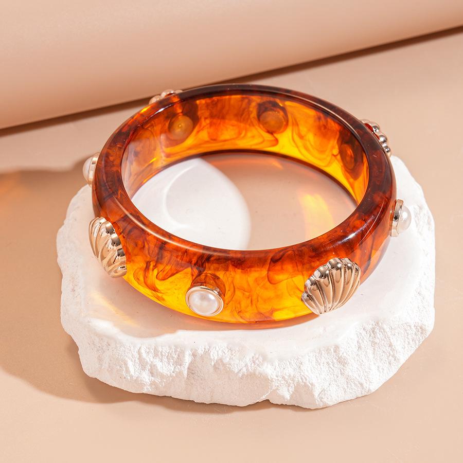 Unique Retro Resin Bracelet: Personalized Fashion Jewelry for Women
