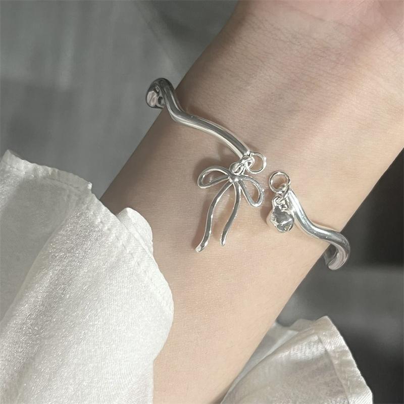 Bracelet classique léger et luxueux avec nœud pour femmes et filles, joli bracelet romantique à ouverture réglable, bijoux cadeaux d'anniversaire
