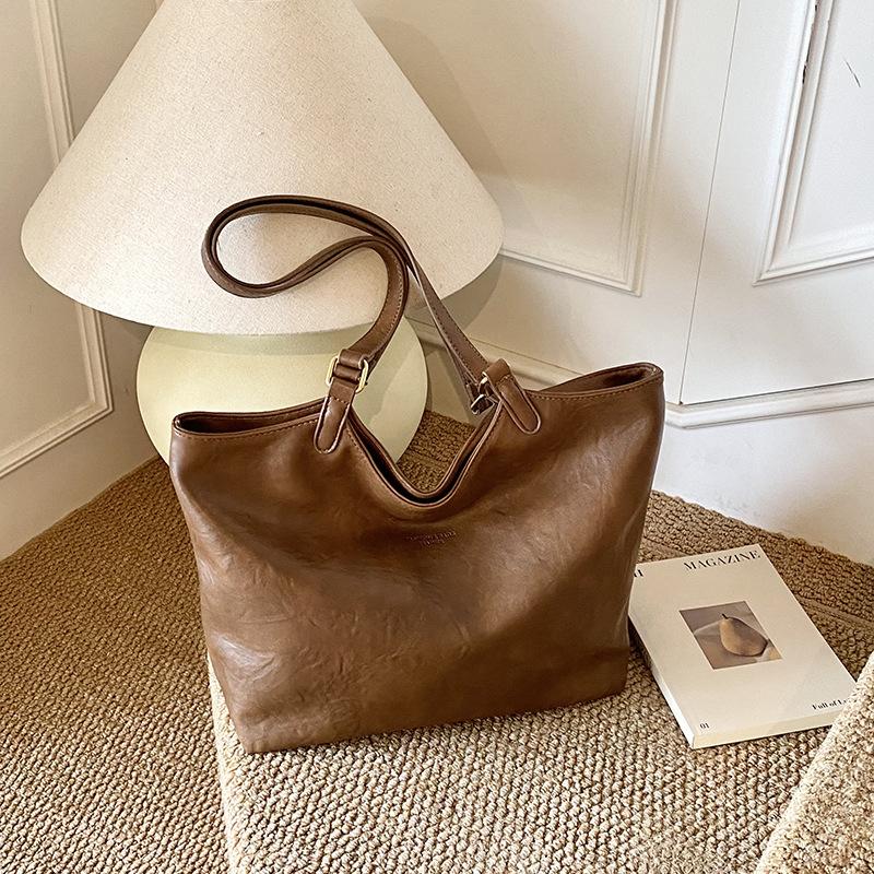 Large-capacity retro bag women's autumn and winter 2025 new versatile simple shoulder bag popular commuter tote bag this year