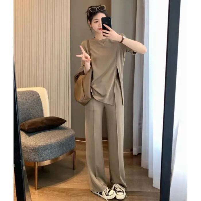 Sommer-Hosenanzug aus Eisseide mit weitem Bein im koreanischen Stil für Damen – lockeres, trendiges Design in großer Größe mit geschlitztem Kurzarmoberteil.