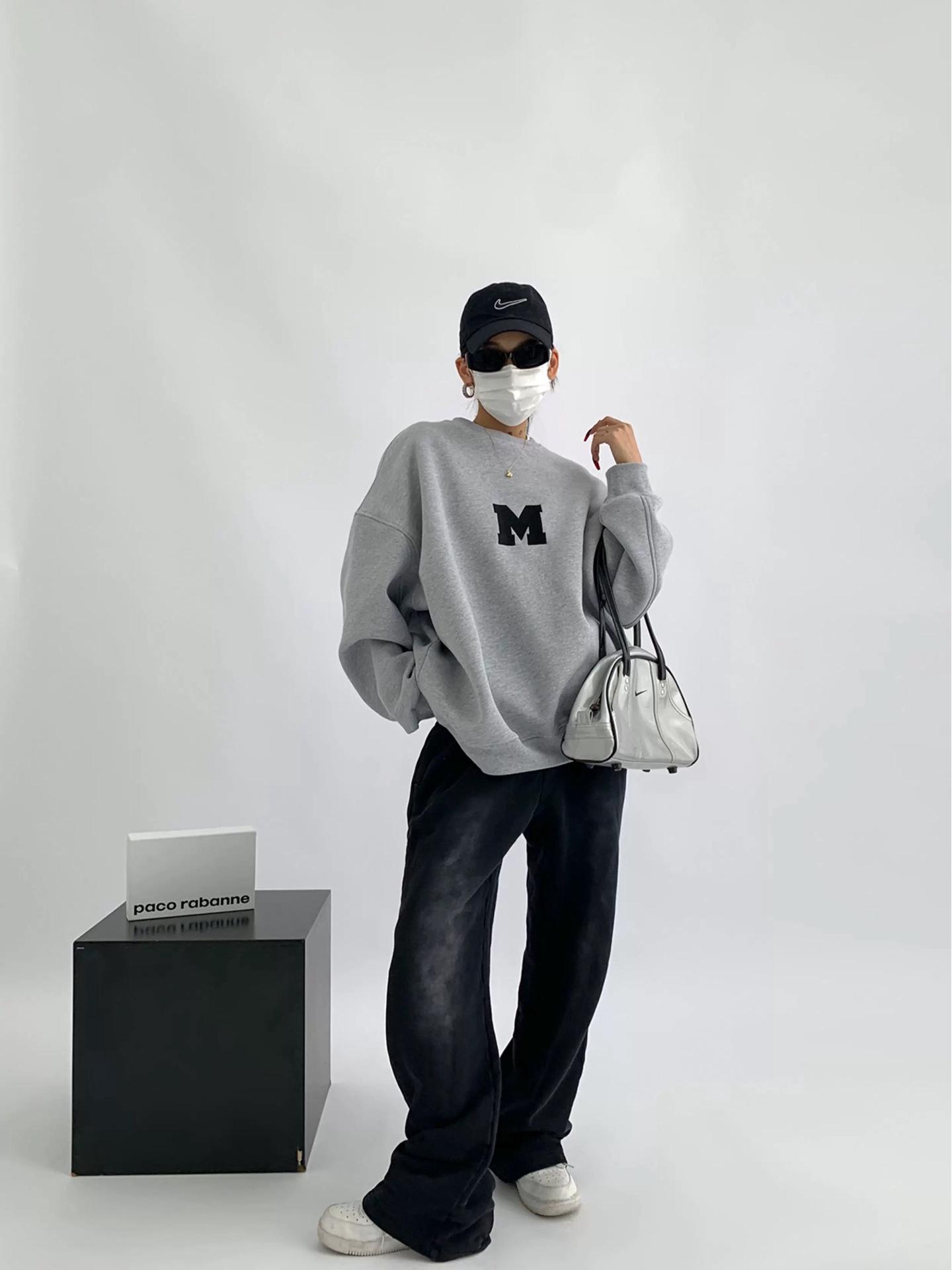 

Women s Korean Minimalist M-Embroidered Crew Neck Sweatshirt, Loose-Fit Pullover, Spring Collection. M (45-65 kg)