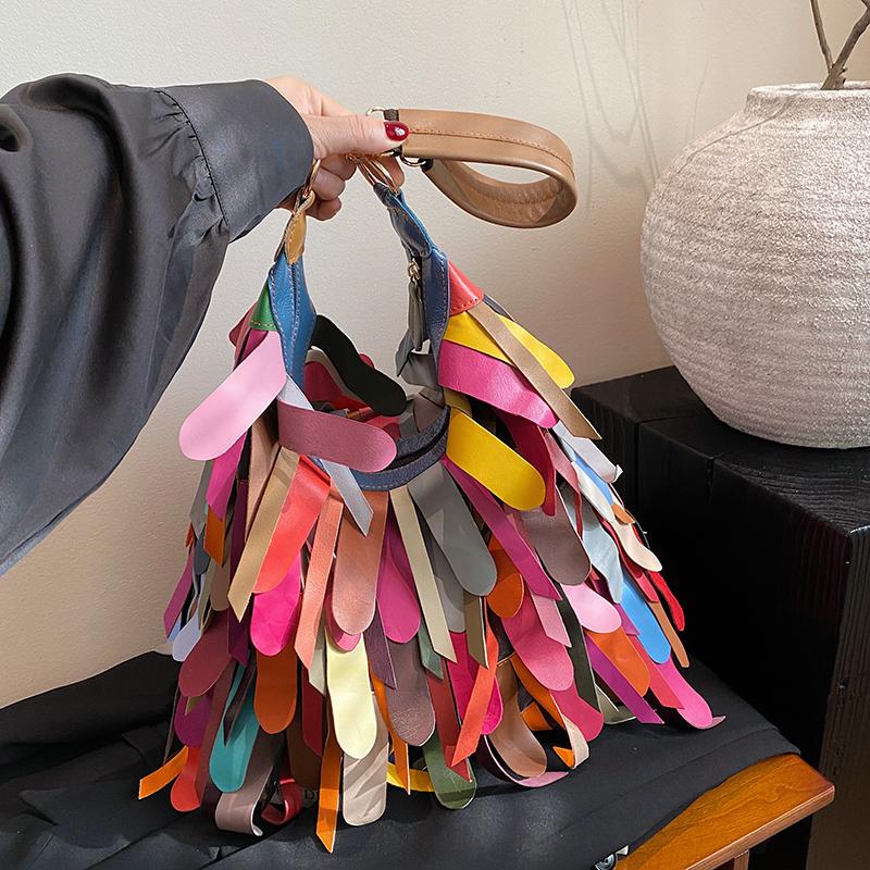 Niche design large-capacity underarm shoulder bag female personality Indian style fringed commuter messenger bag