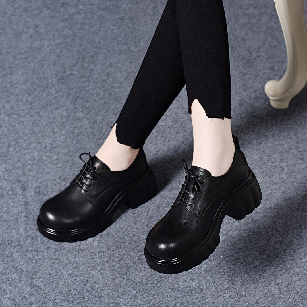 

Туфли на платформе женские 2025 весна новые шнурки маленькие кожаные туфли в европейском и американском стиле каблук маффин одинарные туфли водонепроницаемый стол толстый каблук l 35 чёрный