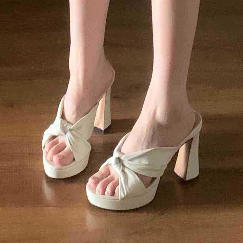 

Летние голубые шлепанцы сандалии толстый каблук ретро мягкая кожа дышащие можно носить ежедневно универсальные сандалии женские 40 бежевый