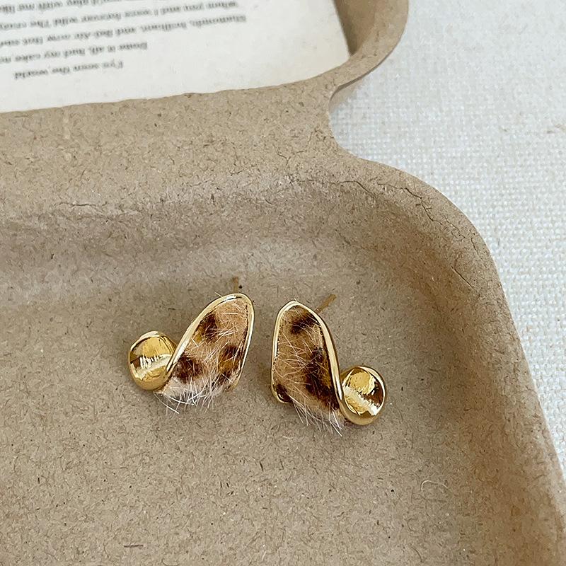 

Нишевые высококачественные флокированные леопардовые серьги-гвоздики женские легкие роскошные ретро элегантные модные трендовые универсальные серьги для поездок на работу