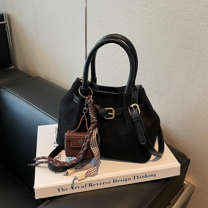 Suede bag women's autumn and winter 2025 new niche design retro shoulder messenger bag pleated portable bucket bag