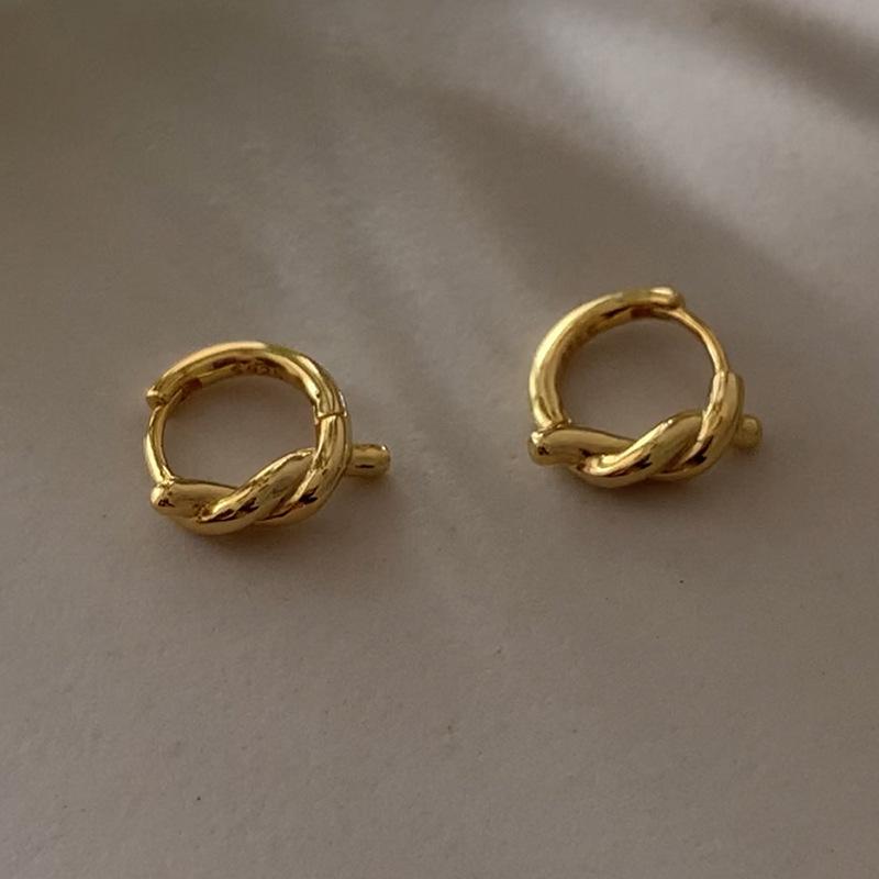 

Korean version of simple and exquisite knotted winding silver needle ear buckle advanced design ins wind niche stud earrings versatile earrings