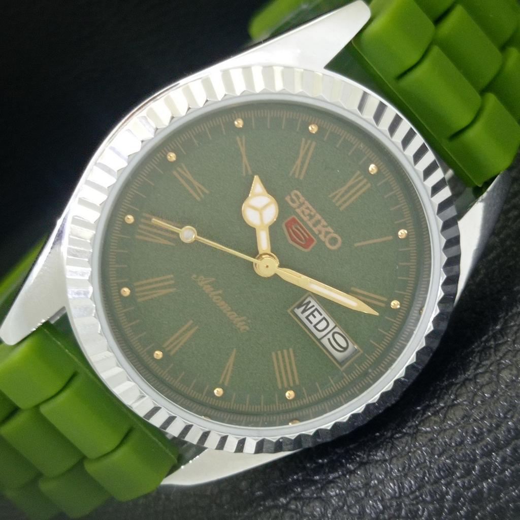 

VINTAGE REFURBISHED SEIKO 5 AUTOMATIC JAPAN ROMAN FIGURE MENS WATCH a442084-1