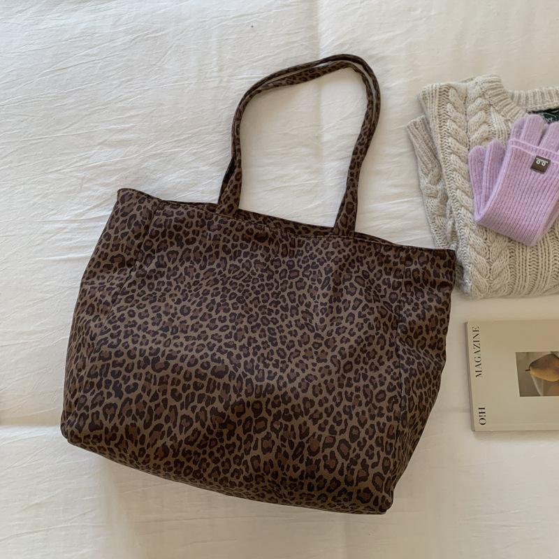 

Сумка большой вместимости женская осень-зима 2025 новая универсальная простая на плечо большая сумка для отдыха для студентов на занятия тоут темно-коричневого