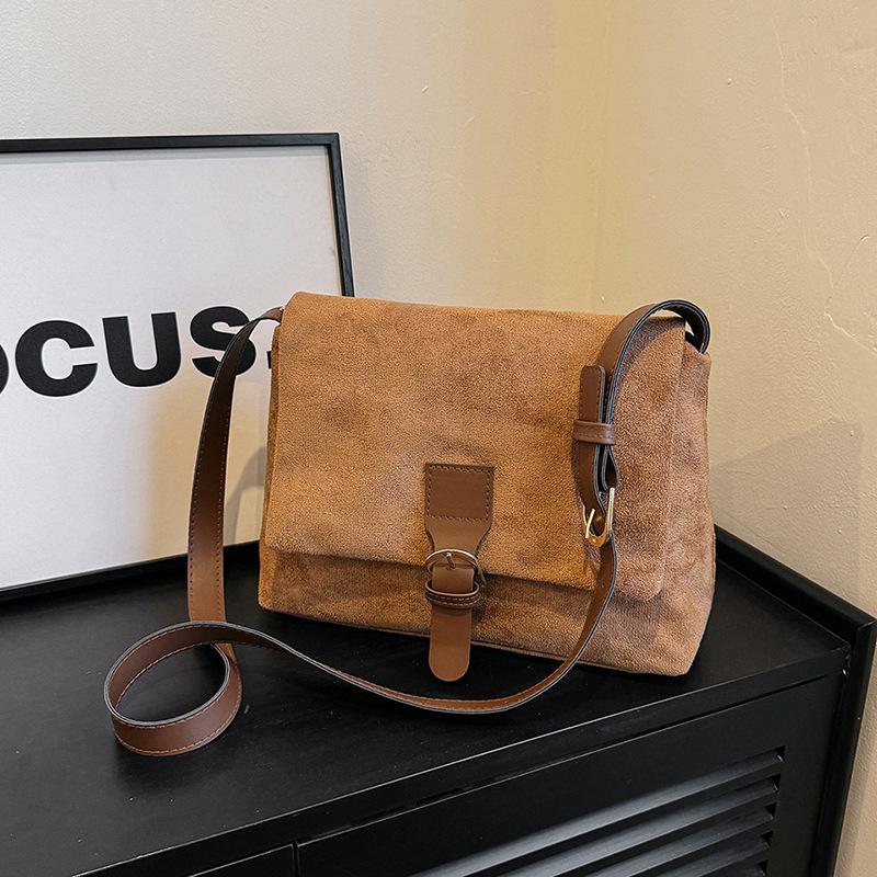 

Весенняя ретро матовая сумка женская текстура универсальная маленькая квадратная сумка для поездок на работу модная нишевая сумка через плечо one size fits all коричневый