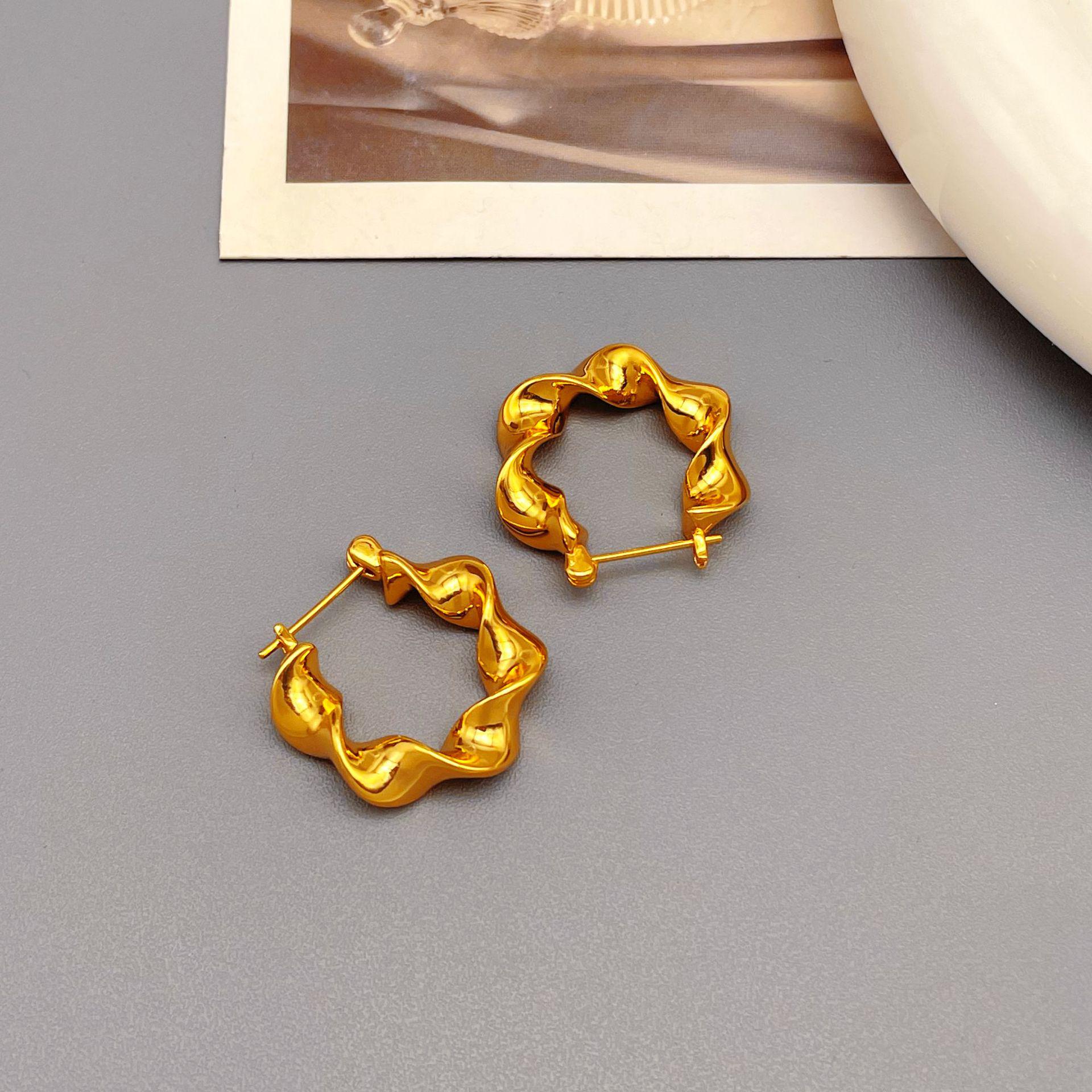 

Европейские и американские ретро серьги-кольца из 18-каратного золота с плетением «волна»: Простой, изысканный и уникальный дизайн