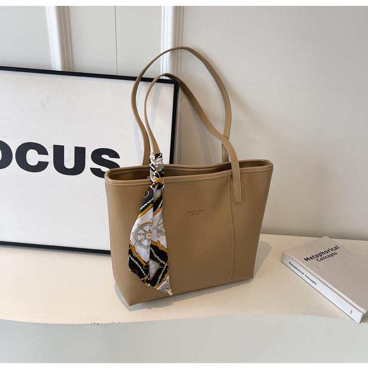 

2025 Autumn/Winter Trendy Retro Versatile Tote Bag for College Students Single Bag