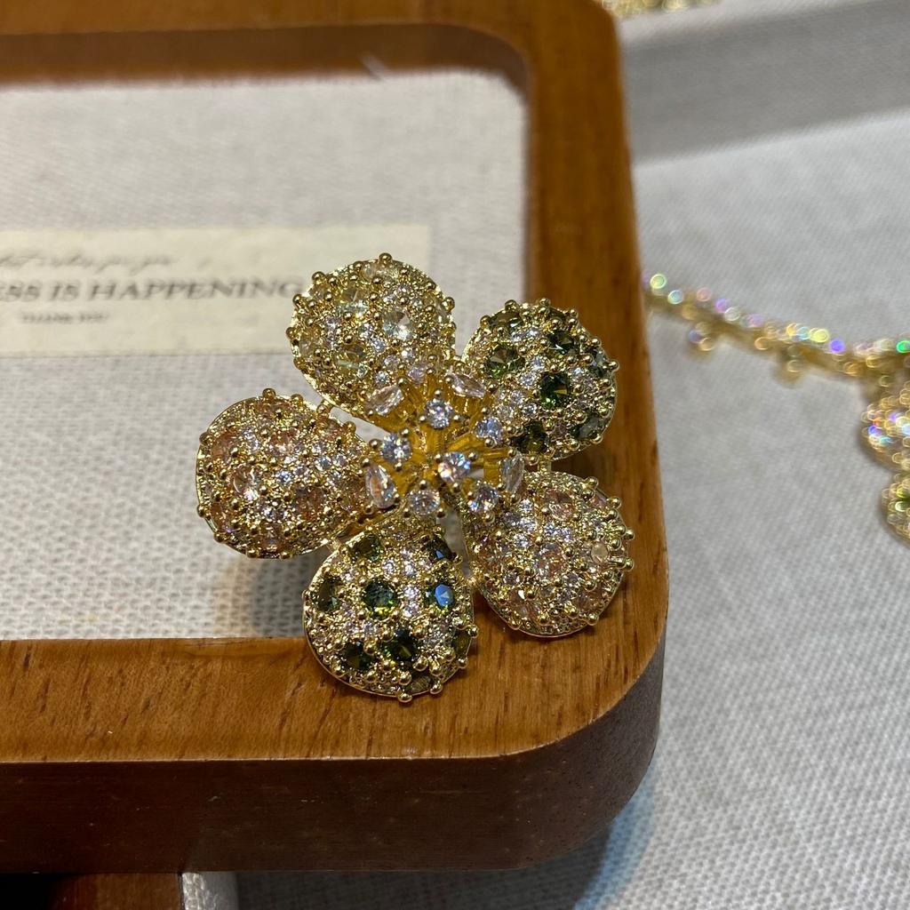 Heavy Industry Colored Treasure Flower Necklace, Gold-Plated, Exquisite High-Grade Electroplated Copper Inlaid Zircon Necklace Set.
