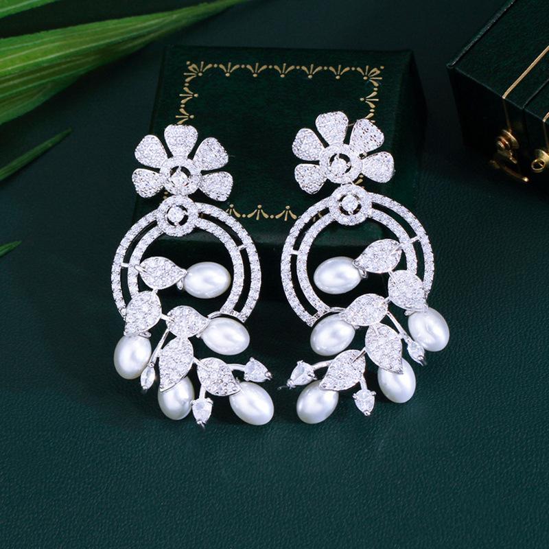 Light Luxury Micro-Inlaid Three-Dimensional Flower Pearl Earrings, Super Fairy Cold Wind Zircon Earrings, Bead Earrings.