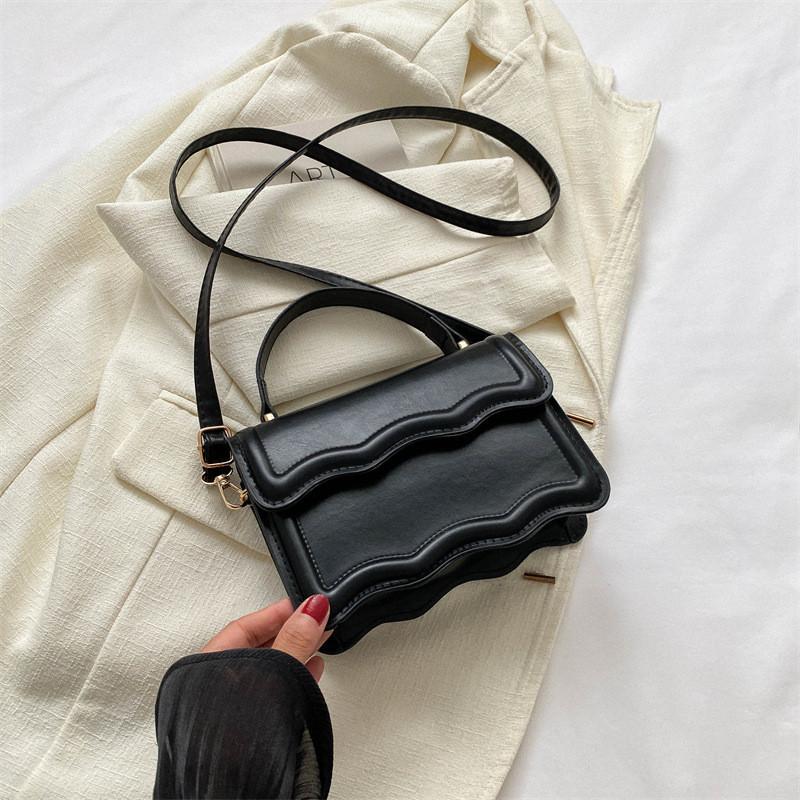 

Chic And Trendy Korean Style Crossbody Bag For Women In Versatile Colors And Compact Design чёрный