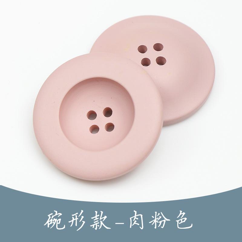 Svarta trenchcoat med hartsknappar, kostymimitation, hornknappar, färgade fyröglade knappar i exklusivt ullmönster