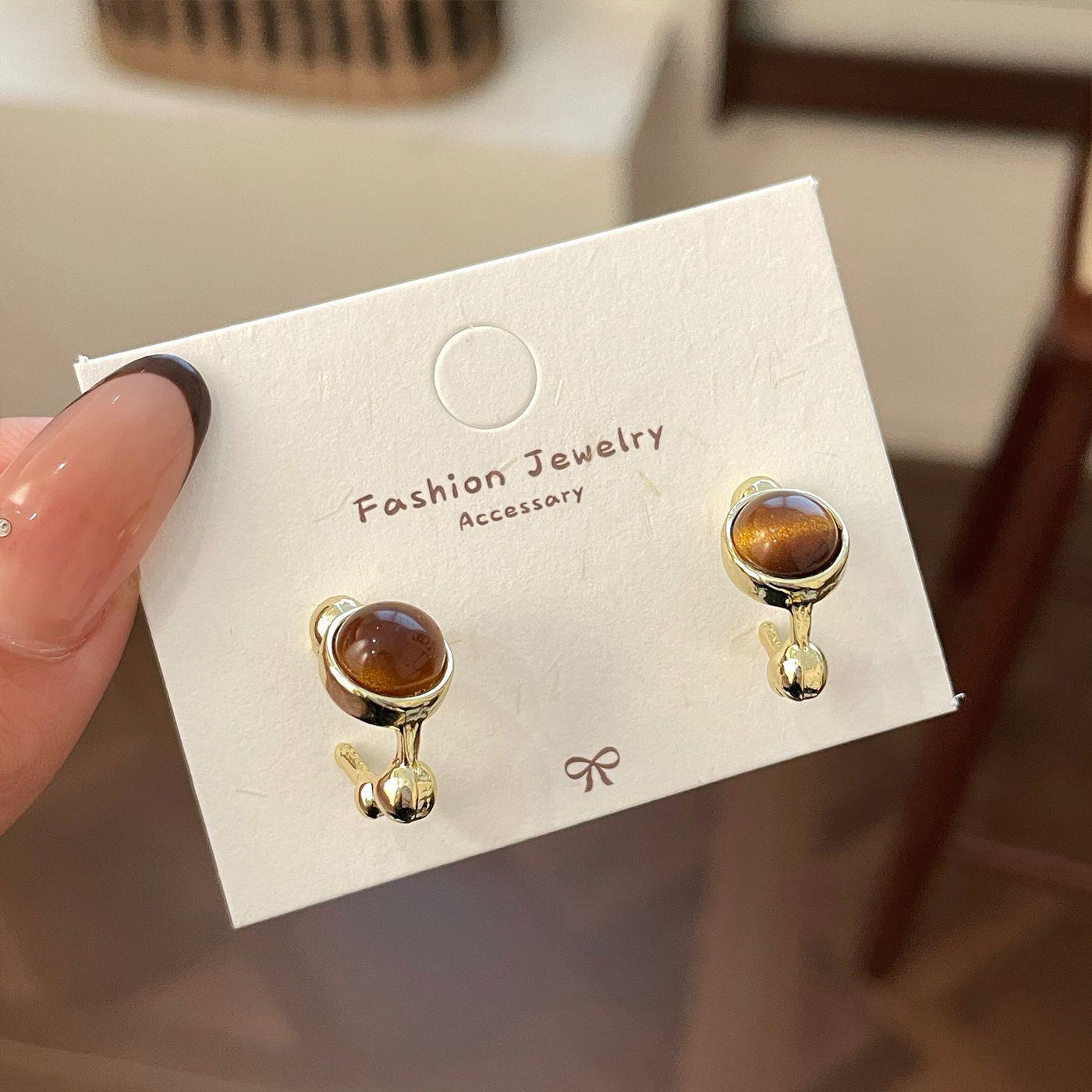 

Геометрические серьги Amber Saturn для женщин — высококачественный ретро-дизайн с серебряными иглами, идеально подходит для осени и зимы.