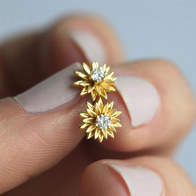 Boucles d'oreilles puces fleurs délicates Couleur blanche/dorée Accessoires d'oreilles fantaisie pour femmes Port quotidien Cadeau pour filles Bijoux d'affirmation