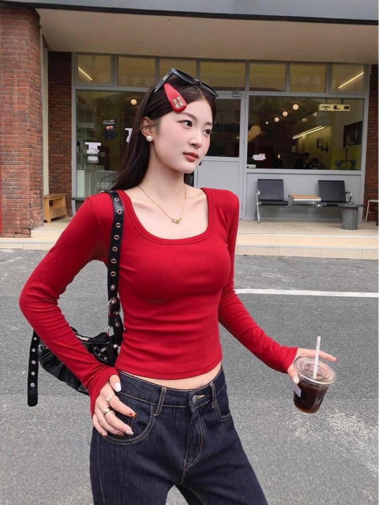 Women's Retro Red U-neck Long-sleeve T-shirt - Slim Fit Korean Style Spicy Girl Top for Autumn/Winter.