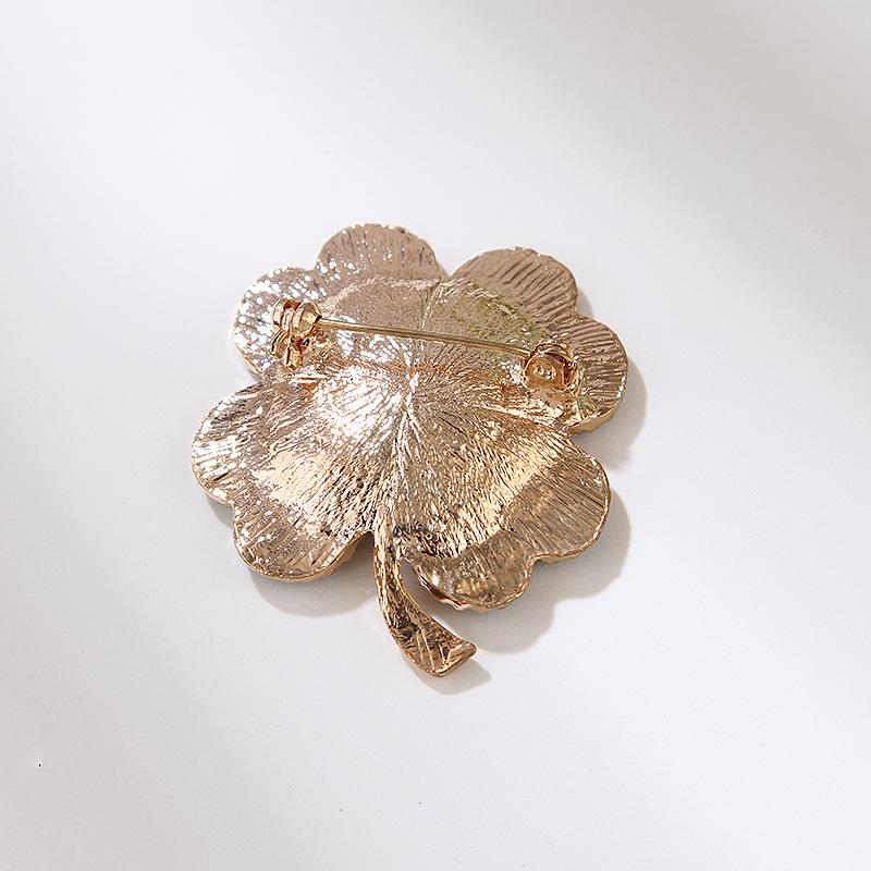 Tide Pins Temperament Vintage Lucky Four-leaf Clover Brooches Female Exquisite Enamel Corsage Designer Brooch Mini Perfect Gift for Couples