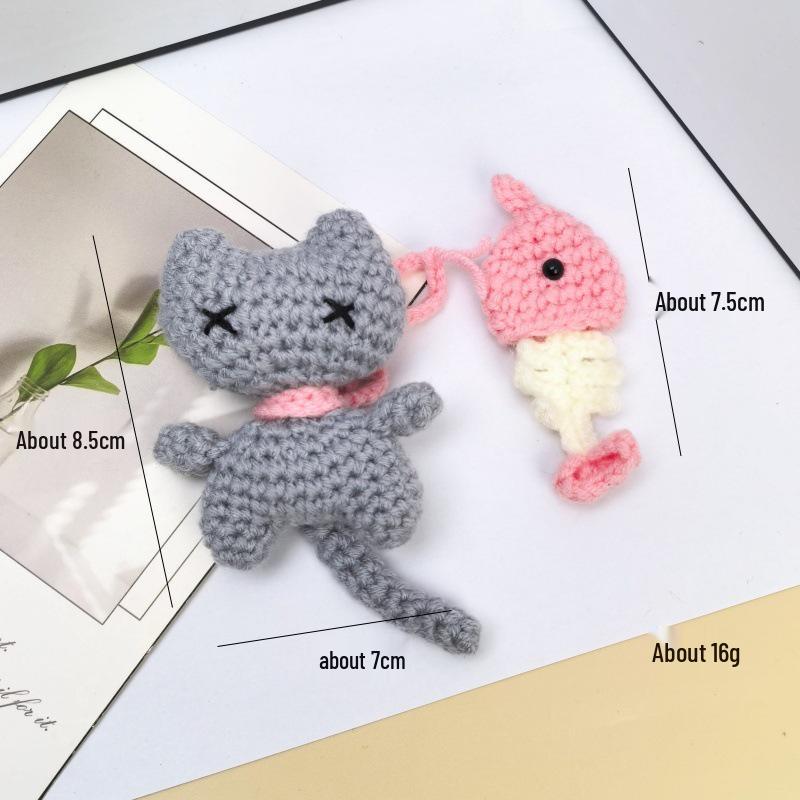 

Вязаный брелок-подвеска Кошка ест рыбу - Украшение для DIY-бижутерии