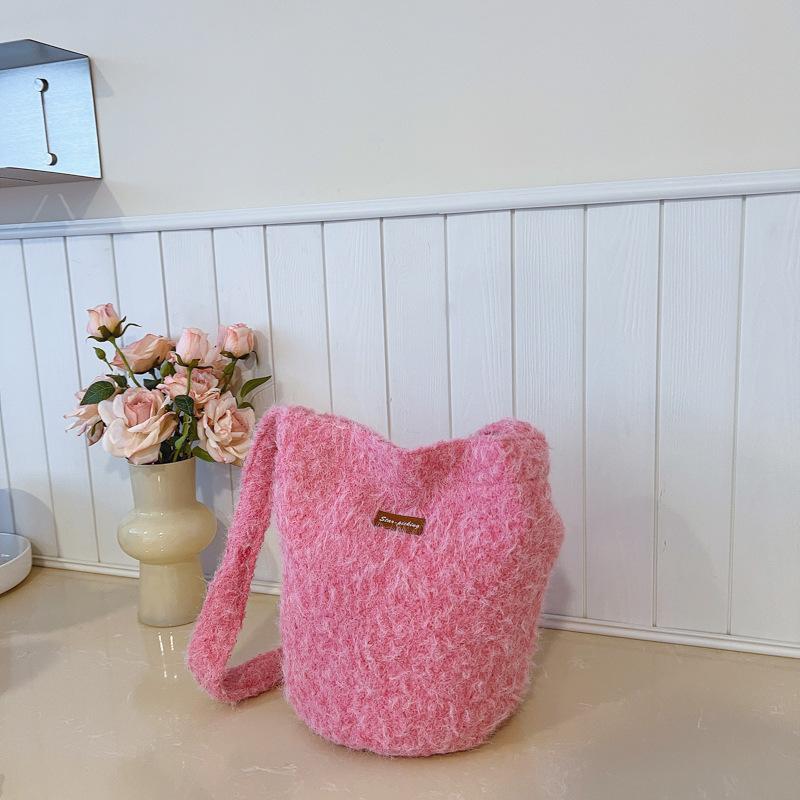 

Wind niche plush cute bucket bag autumn new casual large capacity niche shoulder bag