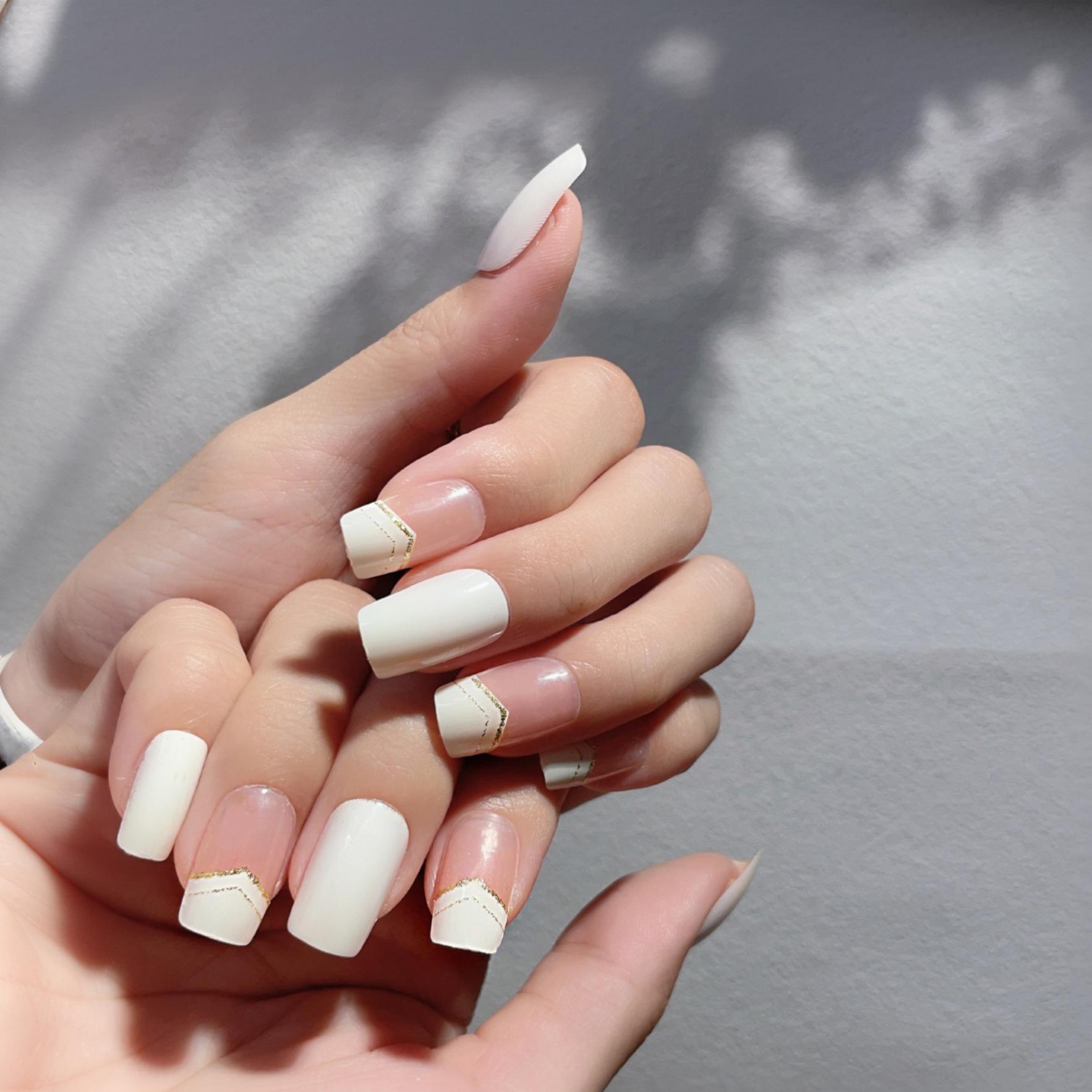 

Minimalist V-Shape Glitter French Wearable Nails with Gold Edge
