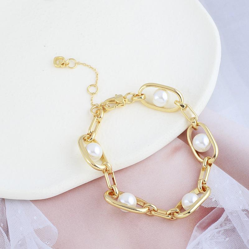 

European And American Jewelry Wholesale French Retro Hollow Geometric Pattern Metal Ring Buckle Pearl Elegant Bracelet Bracelet