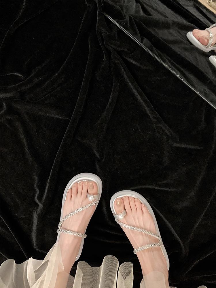 

Yuanlitong summer new thick-soled cool slippers for women s outer wear, advanced sense, sparkling thin strap, flat-soled sandals for women s outer 35