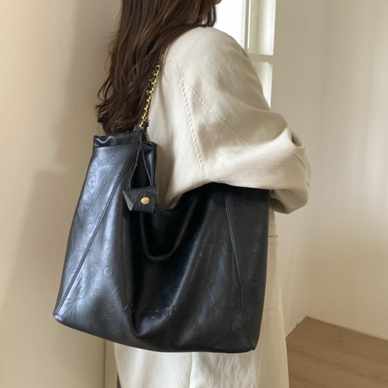 

Ретро сумка женская большой вместимости 2025 новая осень и зима универсальная простая сумка через плечо премиальная текстура сумка-тоут для поездок чёрный