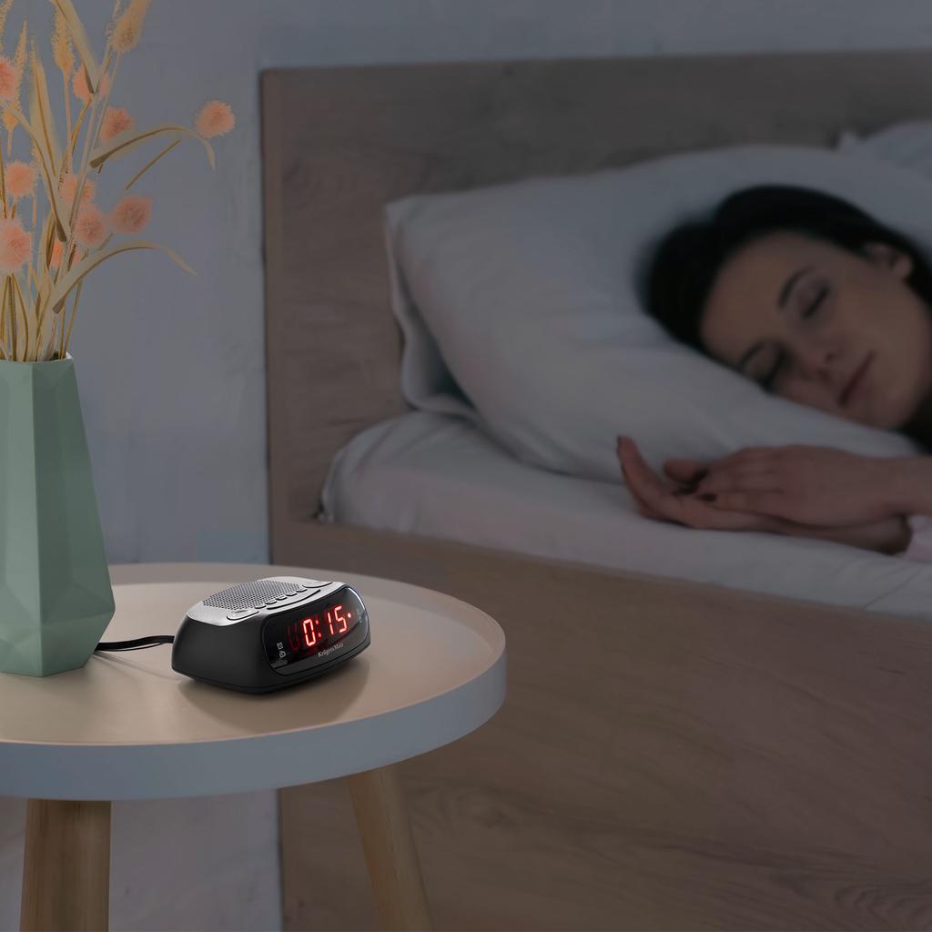 Radio sveglia Kruger&Matz con memoria per 20 stazioni, doppio timer sveglia e funzione snooze