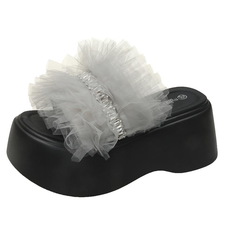

Small thick-bottomed beach slippers girl 2025 summer new fairy wind mesh yarn rhinestone muffin one-word cool slippers 34 сірий колір
