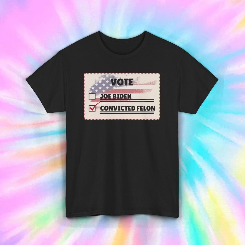 

Футболка «Голосуй за осужденного преступника» | Забавная политическая футболка с графикой | Юмор против Байдена 2XL