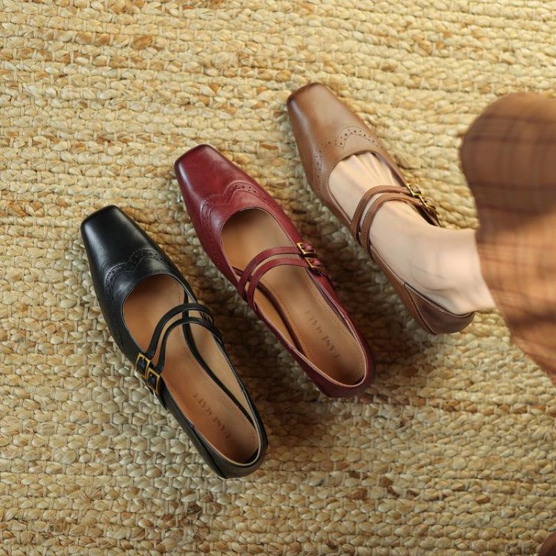New women's foot shoes comfortable beef tendon sole casual four seasons small leather shoes large size leather women's shoes square head low heel