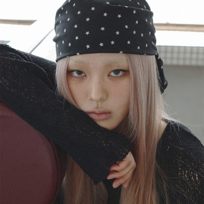 

KOOKEESEE Star Square Scarf (black) black